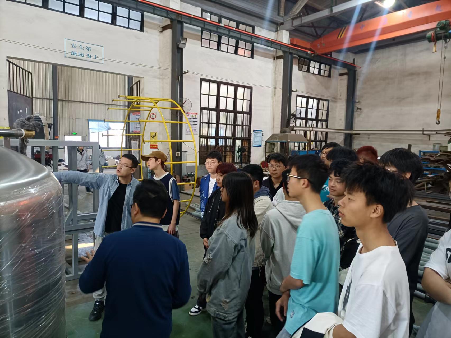 湖南工程学院近200名学生来火博（中国）认知实习